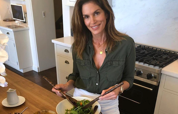 10 Amalan Cantik Cindy Crawford, Rahsia Tampak Glowing Di Usia Lebih Separuh Abad