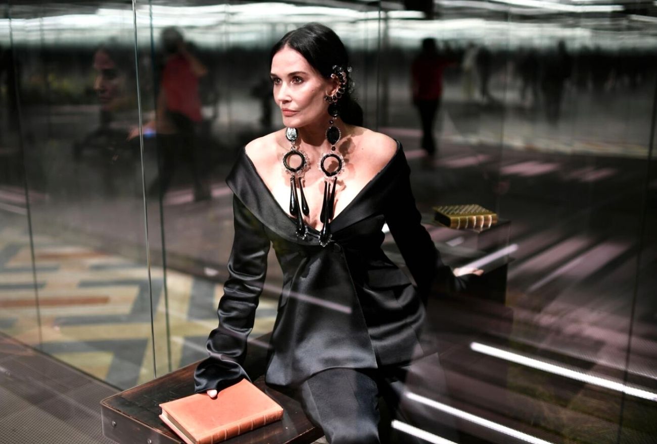 Peminat Lega Wajah Demi Moore Kembali Normal