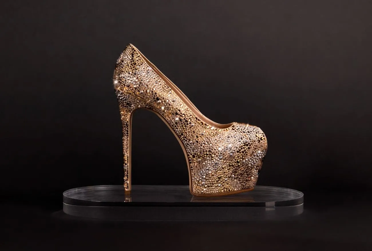 SENI MERANCANG SEPATU, GIUSEPPE ZANOTTI X NEELOFA