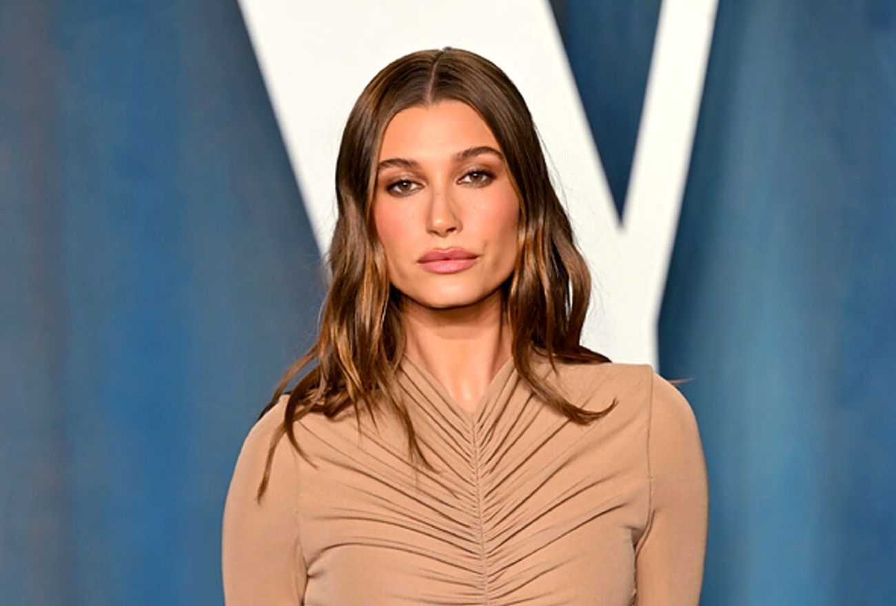 Hailey Bieber Perincikan Prosedur Pembedahan Selepas Serangan Strok Mini