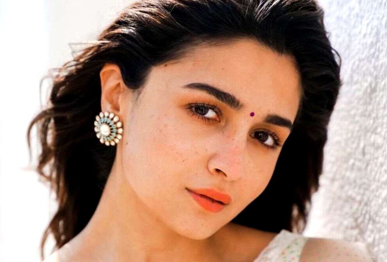 Alia Bhatt Tewaskan Jennifer Lopez & Chris Hemsworth