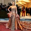 Blake Lively Beri Penghormatan Kepada Gossip Girl Menerusi Gaun Met Gala