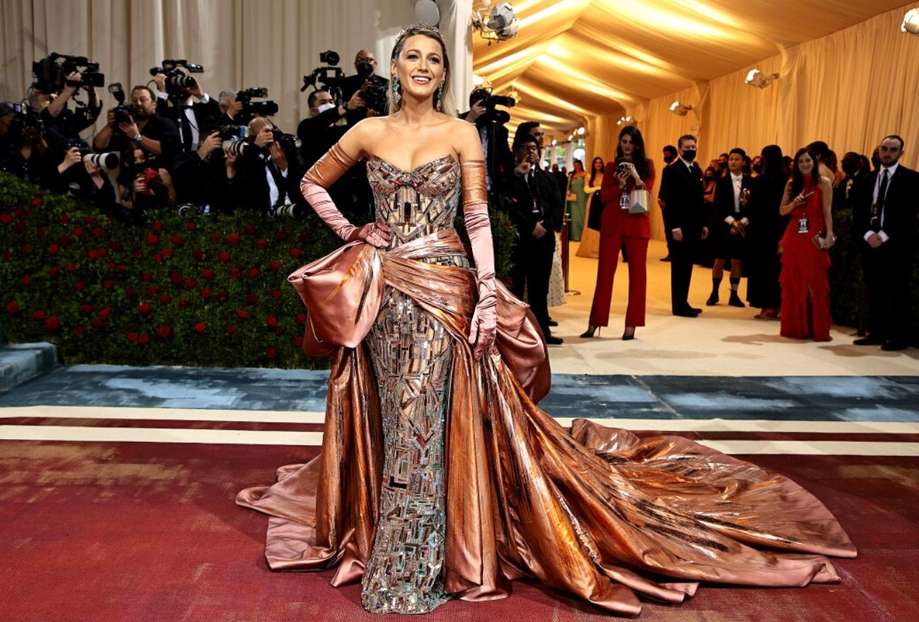 Blake Lively Beri Penghormatan Kepada Gossip Girl Menerusi Gaun Met Gala