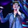Siapa Wanita 50-an Yang Berjaya Mencuri Hati Shawn Mendes?