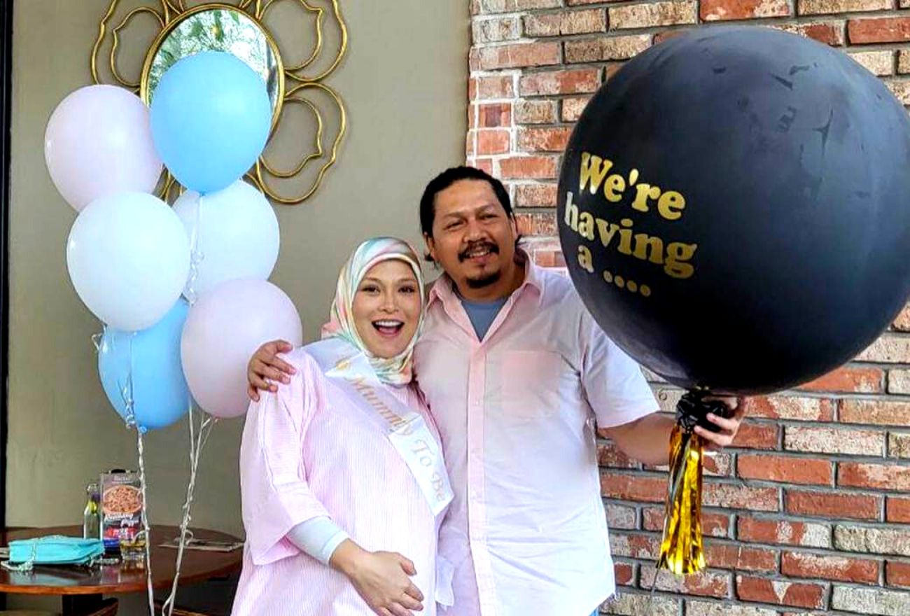 Mona Allen & Pekin Ibrahim Timang Anak Sulung Pada Hari Merdeka