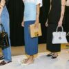 Tory Burch musim bunga 2023 menyandingkan palet warna kombinasi neutral dan pastel juga mencemerlangkan metalik. Mencitrakan gaya wanita New York di awal era ‘90-an.