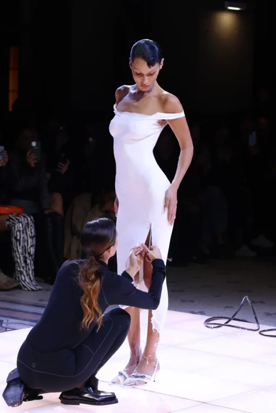 Pakaian Sembur Bella Hadid