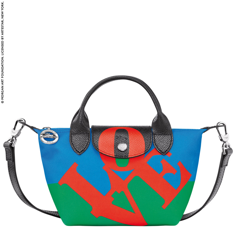 Longchamp mempersembahkan Longchamp x Robert Indiana sebagai penghormatan kepada artis, Robert Indiana untuk koleksi ikonik Le Pliage®.
