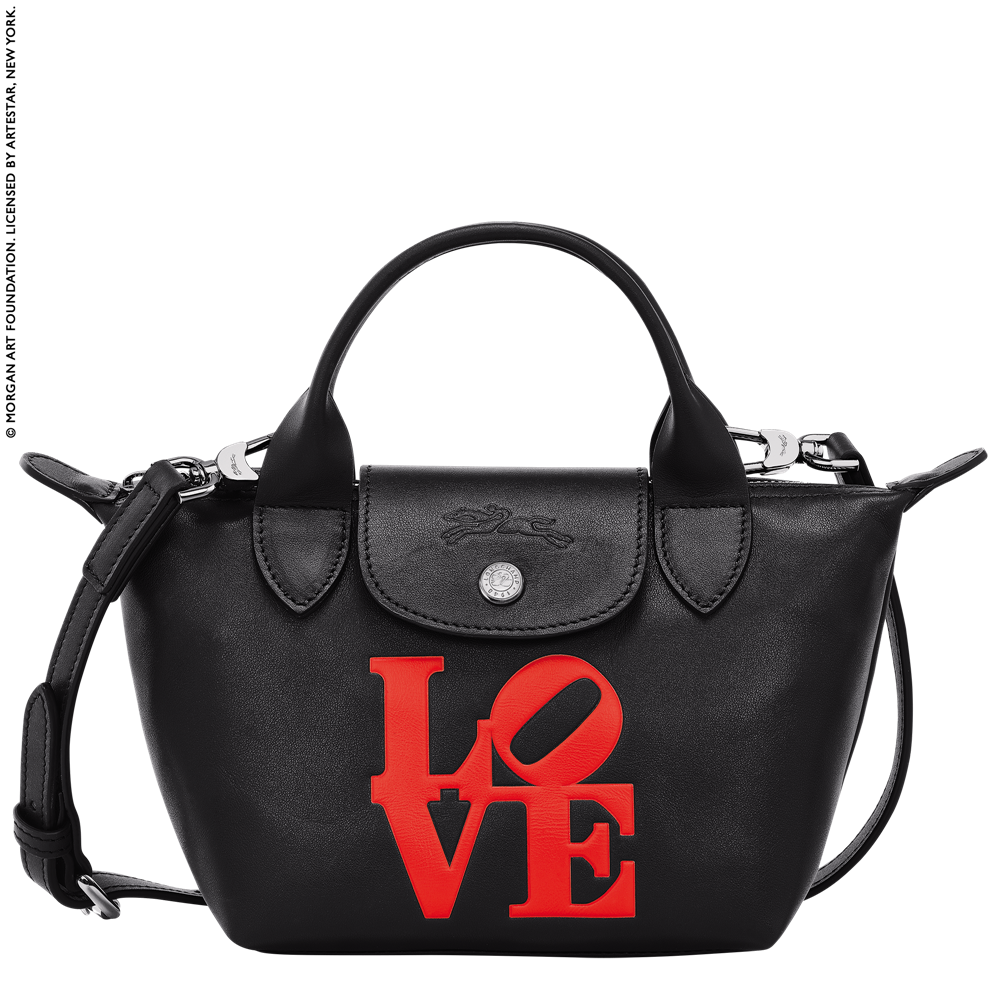 Longchamp mempersembahkan Longchamp x Robert Indiana sebagai penghormatan kepada artis, Robert Indiana untuk koleksi ikonik Le Pliage®.
