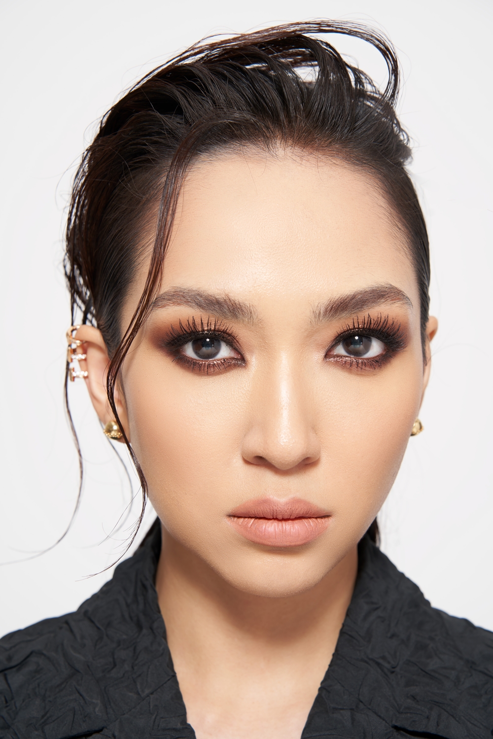 Berbekalkan wajah yang mulus, suara yang lembut dan gerak geri penuh keanggunan, YBhg Puan Anis Nabilla punyai daya tarikan tersendiri.