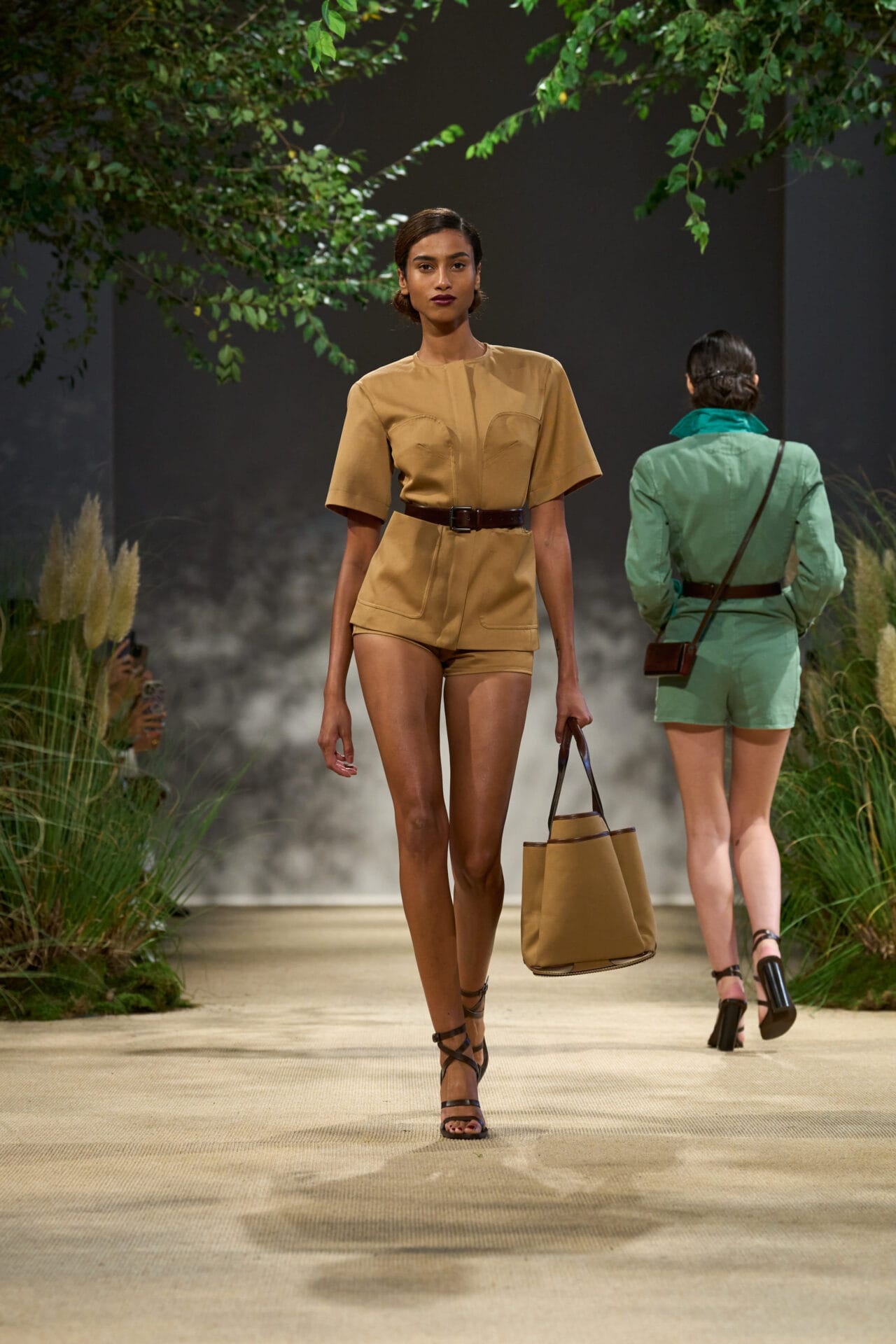 Nuansa Feminin Utilitarian Olahan Max Mara