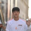 Bintang Terkenal Jin BTS Membawa Obor Olimpik Paris 2024